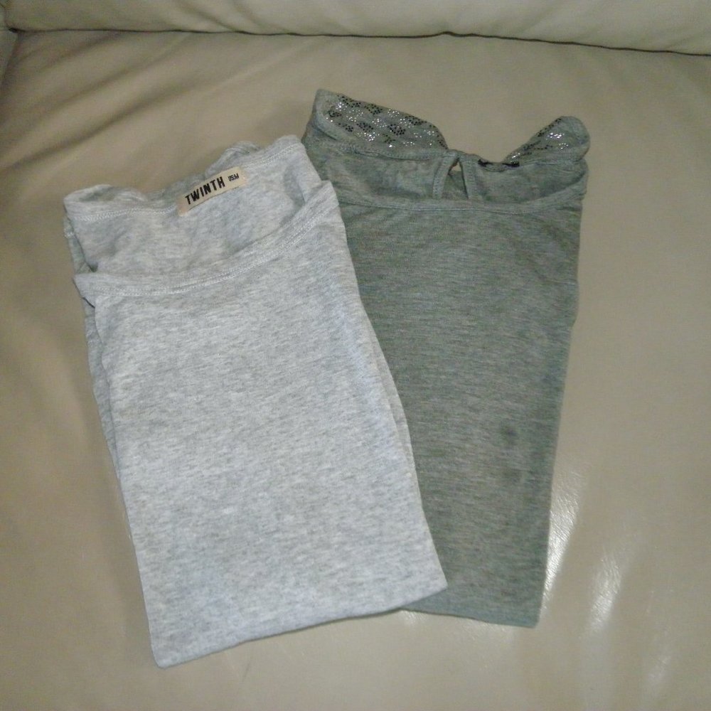 🎈 3 for $10 - NWOT 2 grey T-shirt bundle. Hi-low design size M